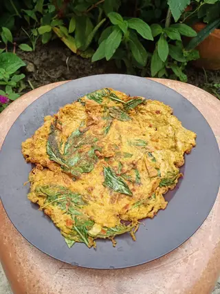 Rice topped with omelet and basil curry