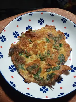 Rice topped with basil omelet