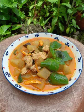 Spicy pumpkin curry with coconut milk (choose your meat) (side dish)