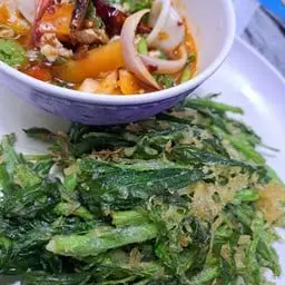 ยำผักบุ้งกรอบ
