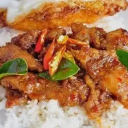 ข้าวราดผัดพริกแกงไก่