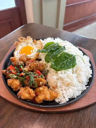 Crispy chicken basil rice (without fried egg)