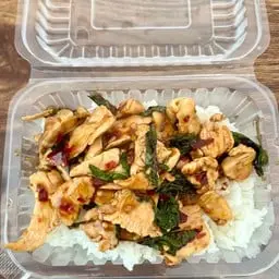Chicken stir-fried with basil and dried chilies; the aroma of roasted dried chilies fills the air.