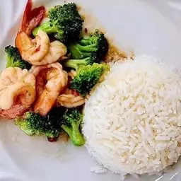 ผัดบล็อคโคลี่กุ้งราดข้าว