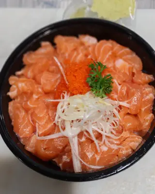ข้าว​แซลมอน​สับ​ไข่​กุ้ง​