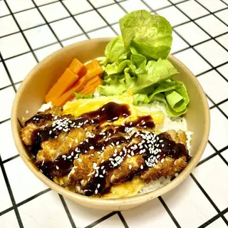 ข้าวไข่ข้นหน้าไก่ทอดราดซอส