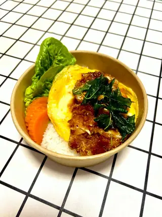 ข้าวไข่ข้นไก่กรอบซอสกะเพรา