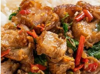 ข้าวราดกระเพราหมูกรอบรสเด็ด