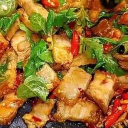 กะเพราหมูกรอบราดข้าว
