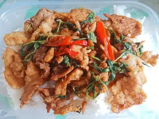 ข้าวกะเพราหมูชิ้นนุ่มรสเด็ด