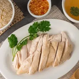 Boiled and chopped chicken + rice, 1 box. Located in Bangkok. ^[Large set, very filling with plenty of meat]^