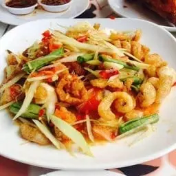 Thai papaya salad with crispy pork
