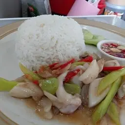 Rice with stir-fried squid and bell peppers
