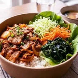 ข้าวหน้าหมูสไลด์ผัดกิมจิ (หมูนุ่ม รสจัดจ้าน)