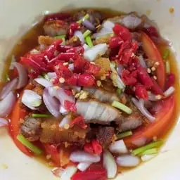 ยำหมูกรอบ