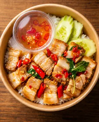 กระเพราหมูสามชั้นราดข้าว