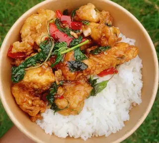 กระเพราไก่กรอบราดข้าว
