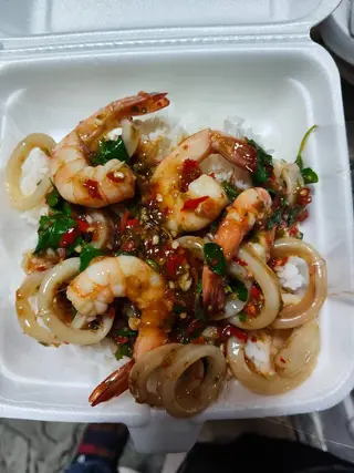 Stir-fried squid and shrimp with basil
