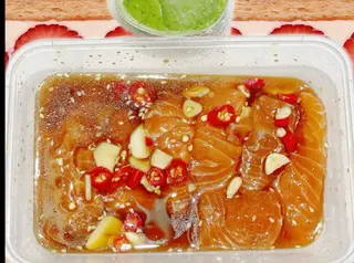 Marinated salmon + dipping sauce