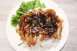 ช้าวไก่ทอดซอสทงคัตสึ