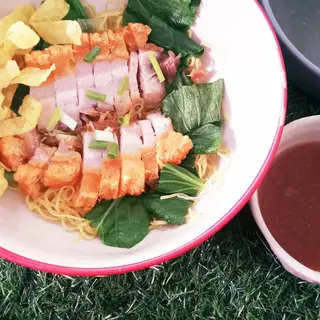 บะหมี่หมูกรอบแห้ง +น้ำราดหมูแดง