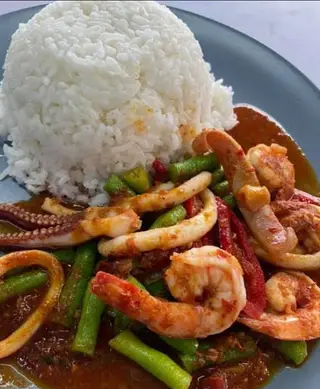 ผัดพริกแกงปลาหมึกกุ้งราดข้าว