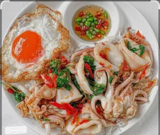 Stir-fried squid with basil (the fried egg is for illustrative purposes only)