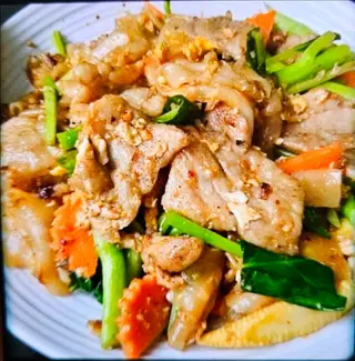 เส้นใหญ่ผัดซีอิ้วหมูนุ่ม