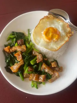 คะน้าหมูสามชั้น+ไข่ดาว ราดข้าว