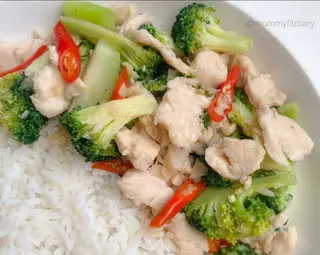 ผัดบล็อคโคลี่หมูชิ้นราดข้าว