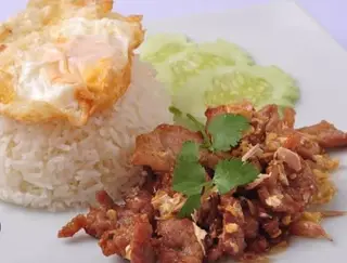 หมูกระเทียมไข่ดาวราดข้าว