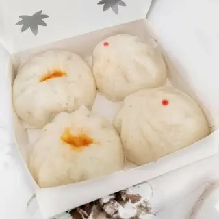 Set of 2 steamed buns with minced pork filling + 2 steamed buns with barbecued pork filling