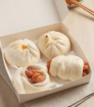 A filling set including steamed buns with minced pork, barbecued pork, "Millionaire" (a type of pork dish), and sausage.