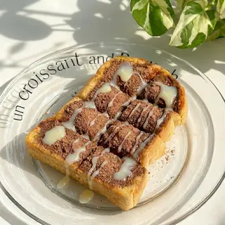 Toasted bread with powdered sugar (Ovaltine + condensed milk)