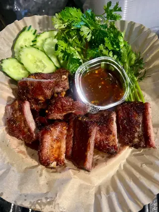 Charcoal-grilled ribs