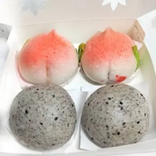 Sweet steamed bun set (vegetarian) with black sesame and peach fillings.