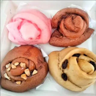 Steamed bun set in milk, cocoa, pink milk, raisin, and mocha flavors.
