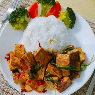 Rice with stir-fried pork sausage and curry paste