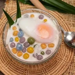 Sweet glutinous rice balls with egg