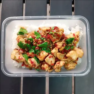 ไก่กะเพราราดข้าวหอม