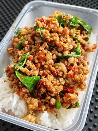 หมูสับกะเพราราดข้าวหอม