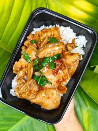 หมูสามชั้นสไลด์กะเพราราดข้าวกอม