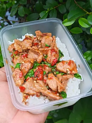 หมูสันคอสไลด์กะเพราราดข้าวหอม