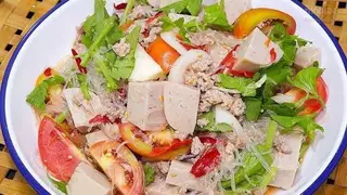 Glass noodle salad with pork sausage