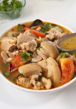 Spicy pork leg soup
