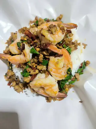 กะเพราหมูสับ ผสมกุ้ง ราดข้าว ห่อกระดาษ