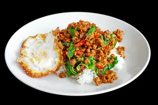 ผัดกระเพราหมูไข่ดาว