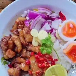 Rice salad with deep-fried pork belly in fish sauce (uniquely delicious!)