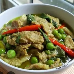 Green curry with beef