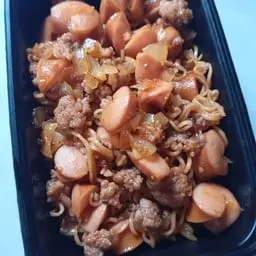 Instant noodles stir-fried with tomato sauce